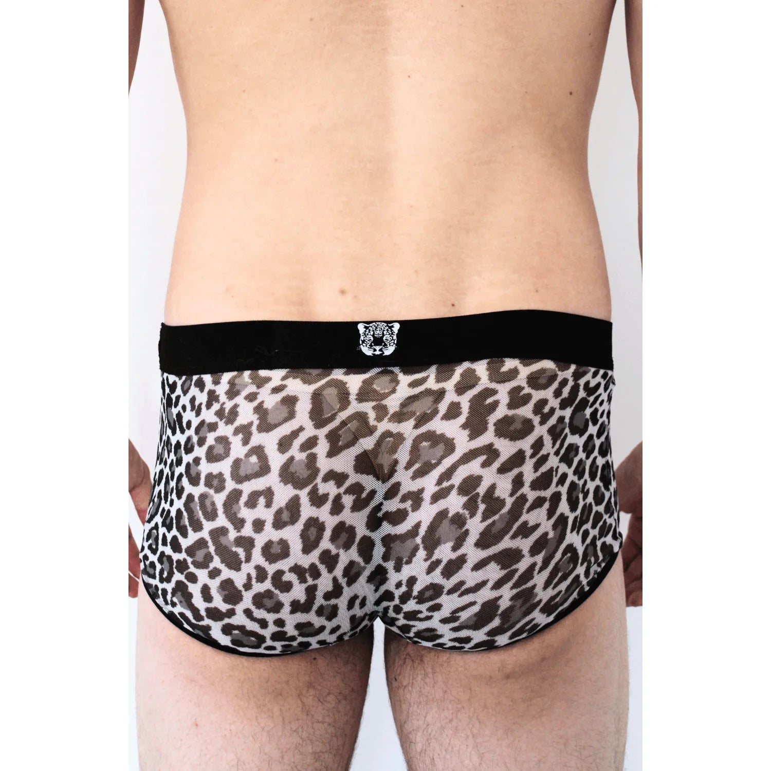 Boxer résille léopard gris transparent, ceinture noire large, imprimé tête féline, style urbain, valorise la silhouette.