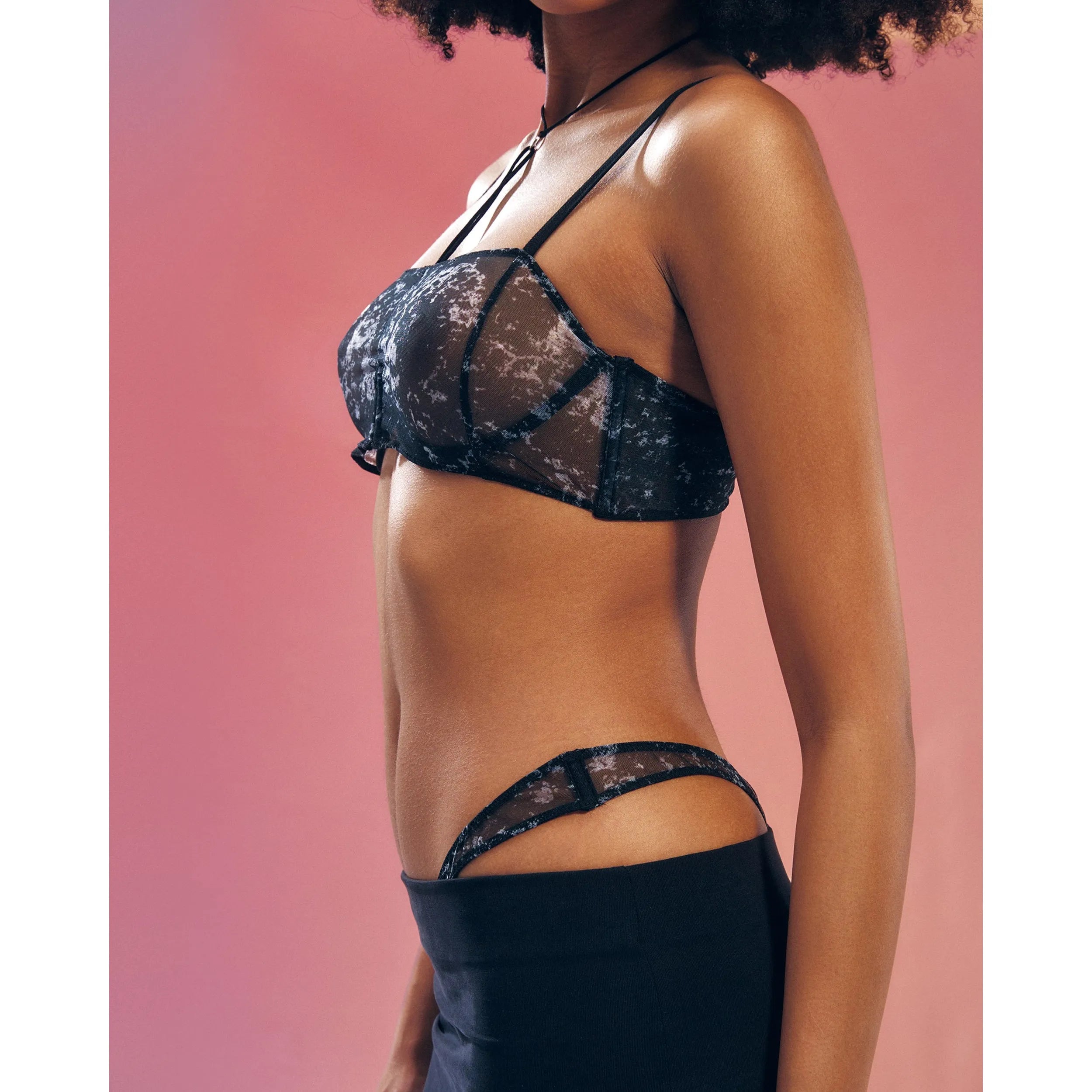 Soutien-gorge Corrosis noir, maille transparente froncée, armatures réglables, motif raffiné, élégance sensuelle.