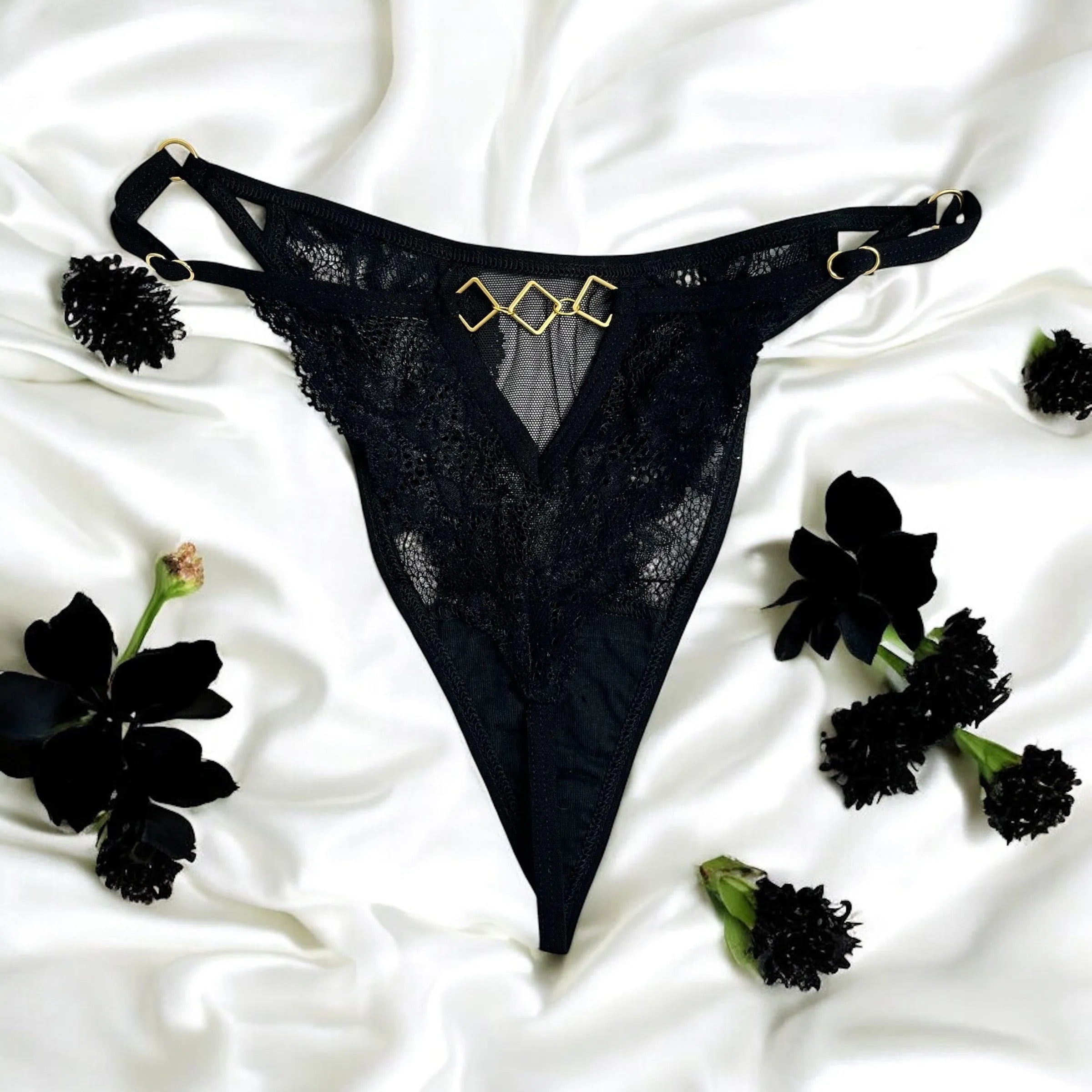 Tanga dentelle noire bijou losanges dorés ajustable sensuel élégant