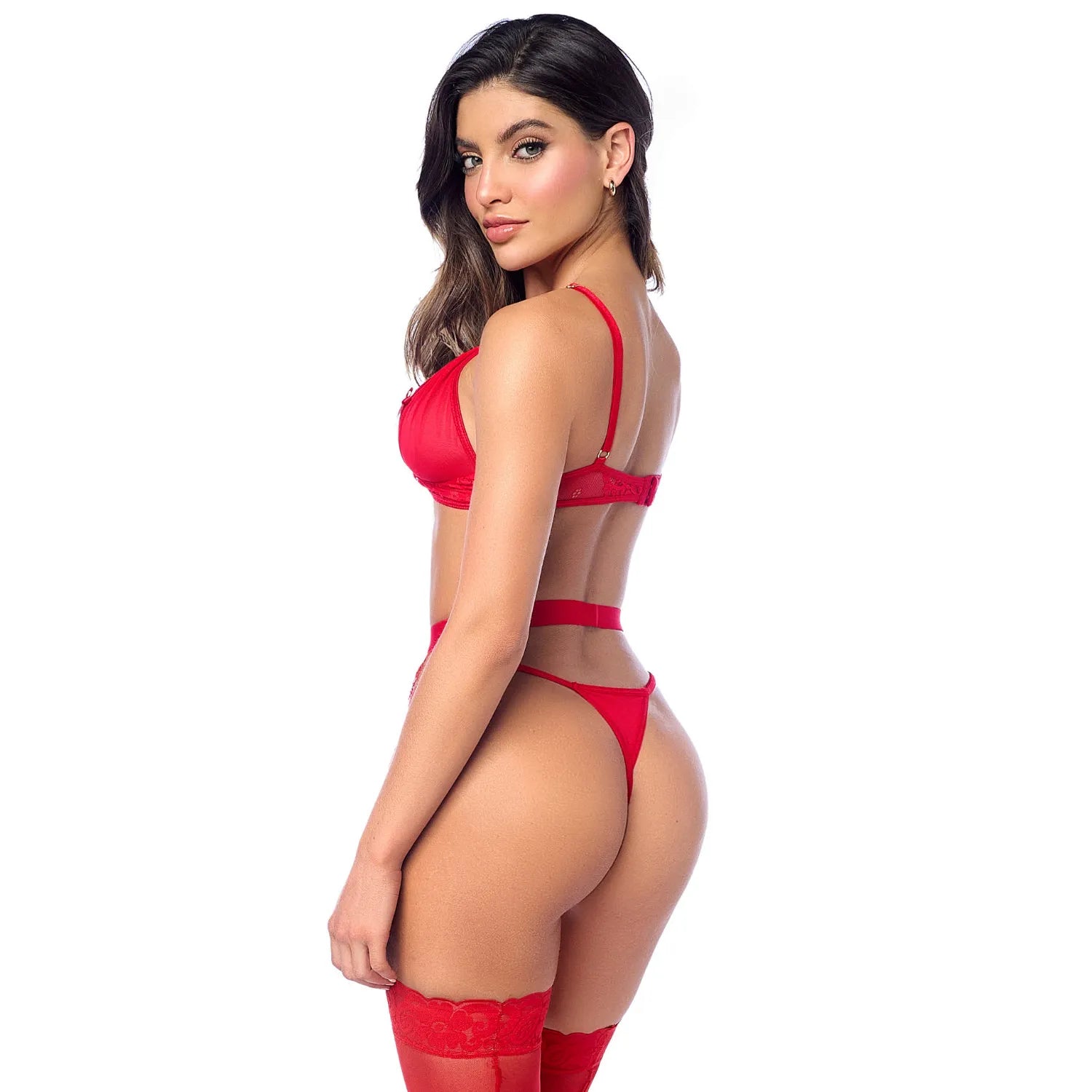Ensemble lingerie rouge trois pièces en dentelle avec soutien-gorge triangle, culotte taille haute et porte-jarretelles.