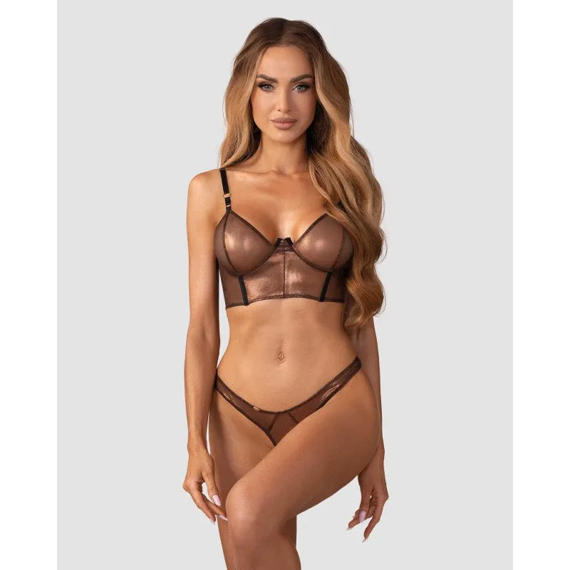Ensemble lingerie deux pièces en maille dorée, haut à armatures et string ouvert, design séduisant et audacieux.