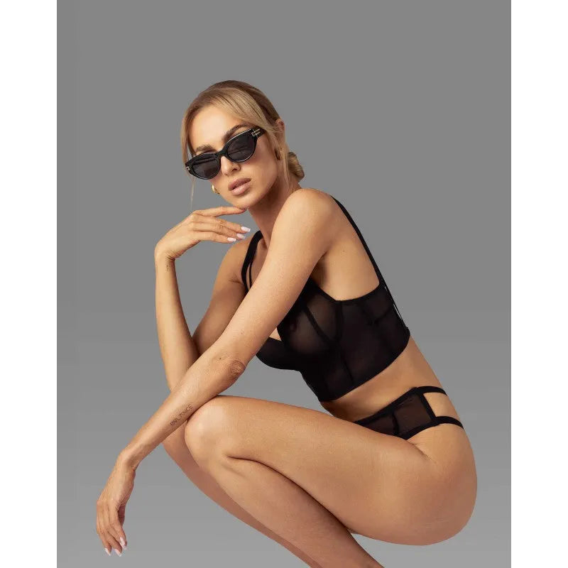 Double string noir élégant avec coutures verticales, effet minceur, porté par un mannequin, allure sophistiquée et sensuelle.