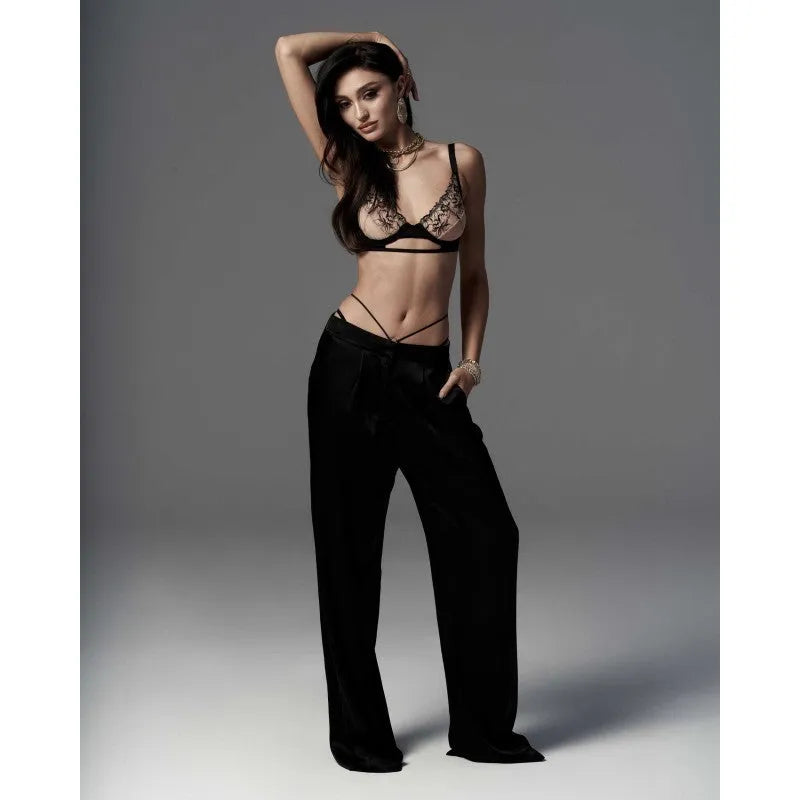 Ensemble lingerie noir avec broderie florale sur tulle, soutien-gorge et culotte, élégance et raffinement.