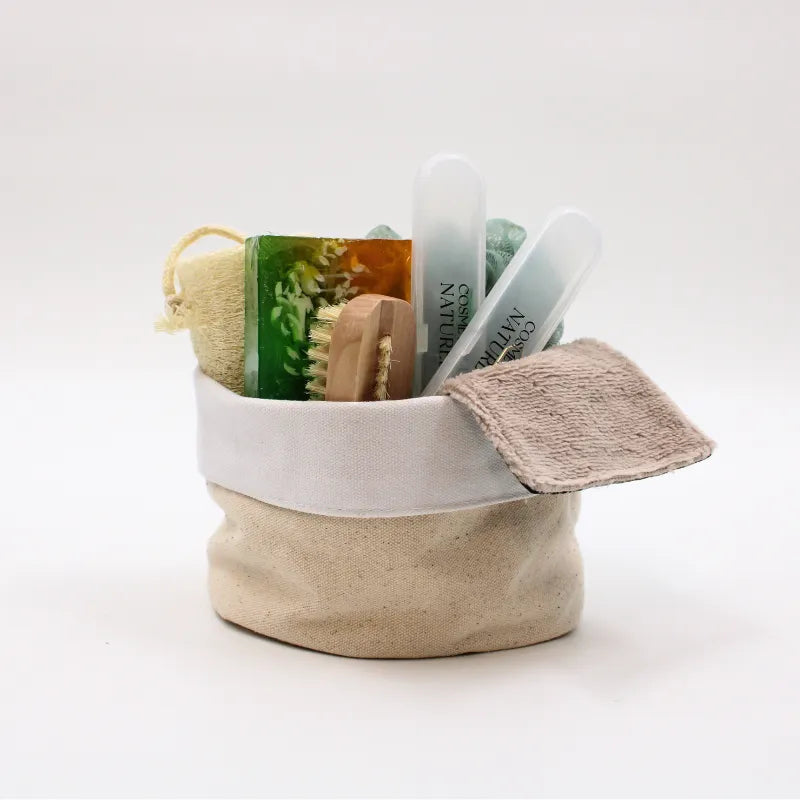 Coffret éco-rituel beige avec accessoires naturels biodégradables, brosse, savon, lingettes, pour soins visage et corps.