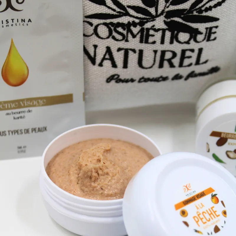 Coffret beauté naturelle avec gommage pêche et beurre karité, emballage blanc et beige, texte Cosmétique Naturel.