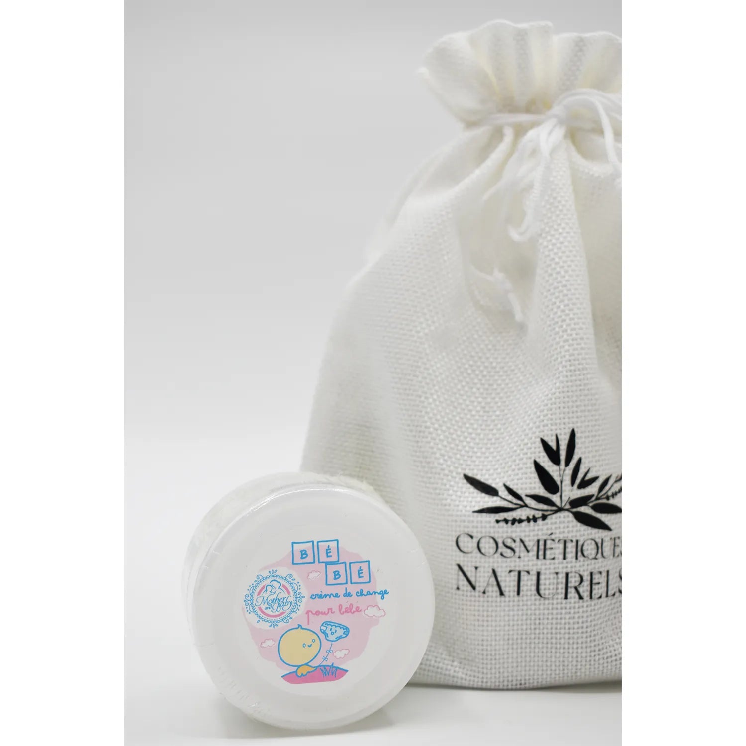 Coffret post-partum avec crème apaisante et crème change bébé naturelle, emballage blanc élégant, soins maternité.