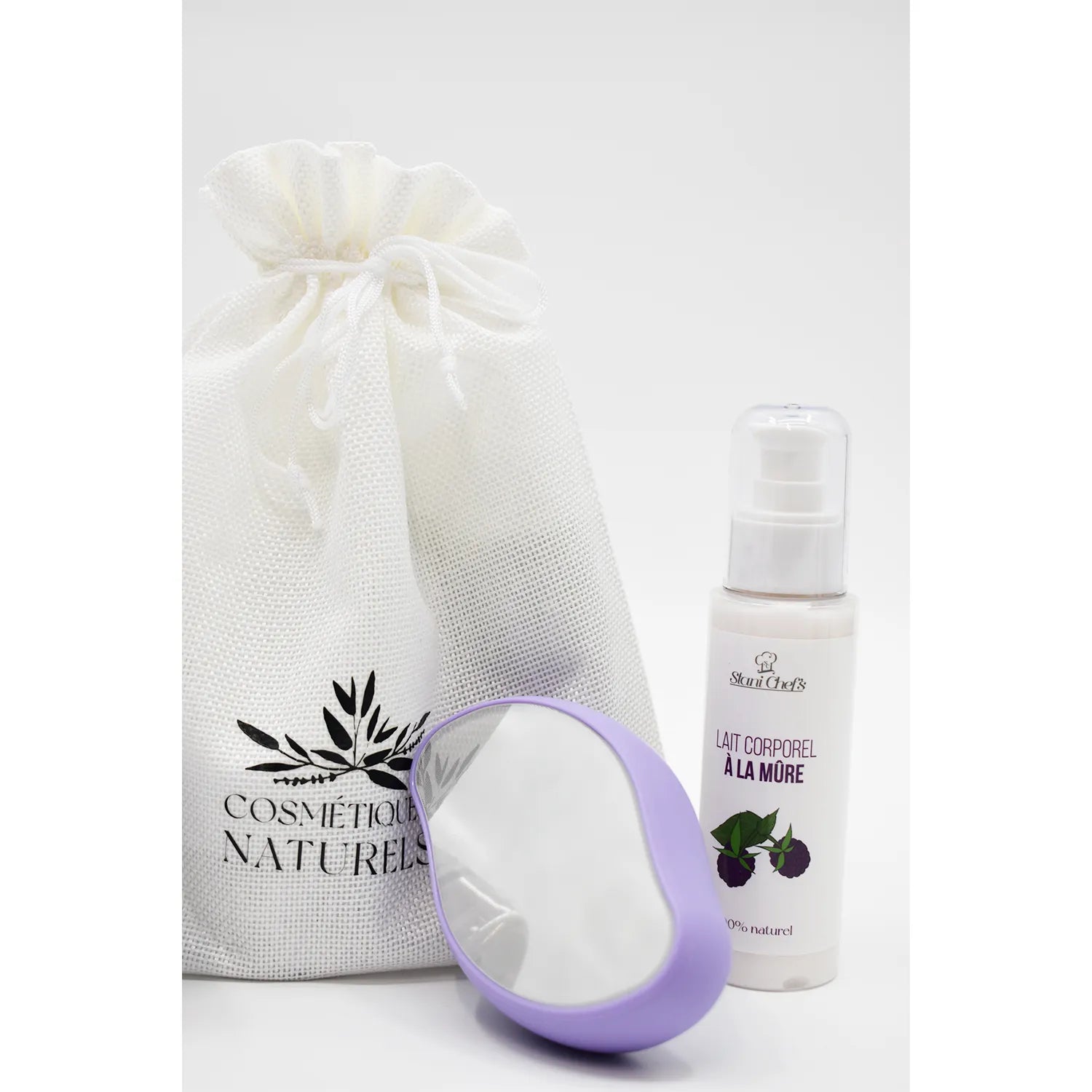 Coffret épilation naturel avec gomme dépilatoire violette, lait gommage mûre sauvage et sac en tissu blanc.