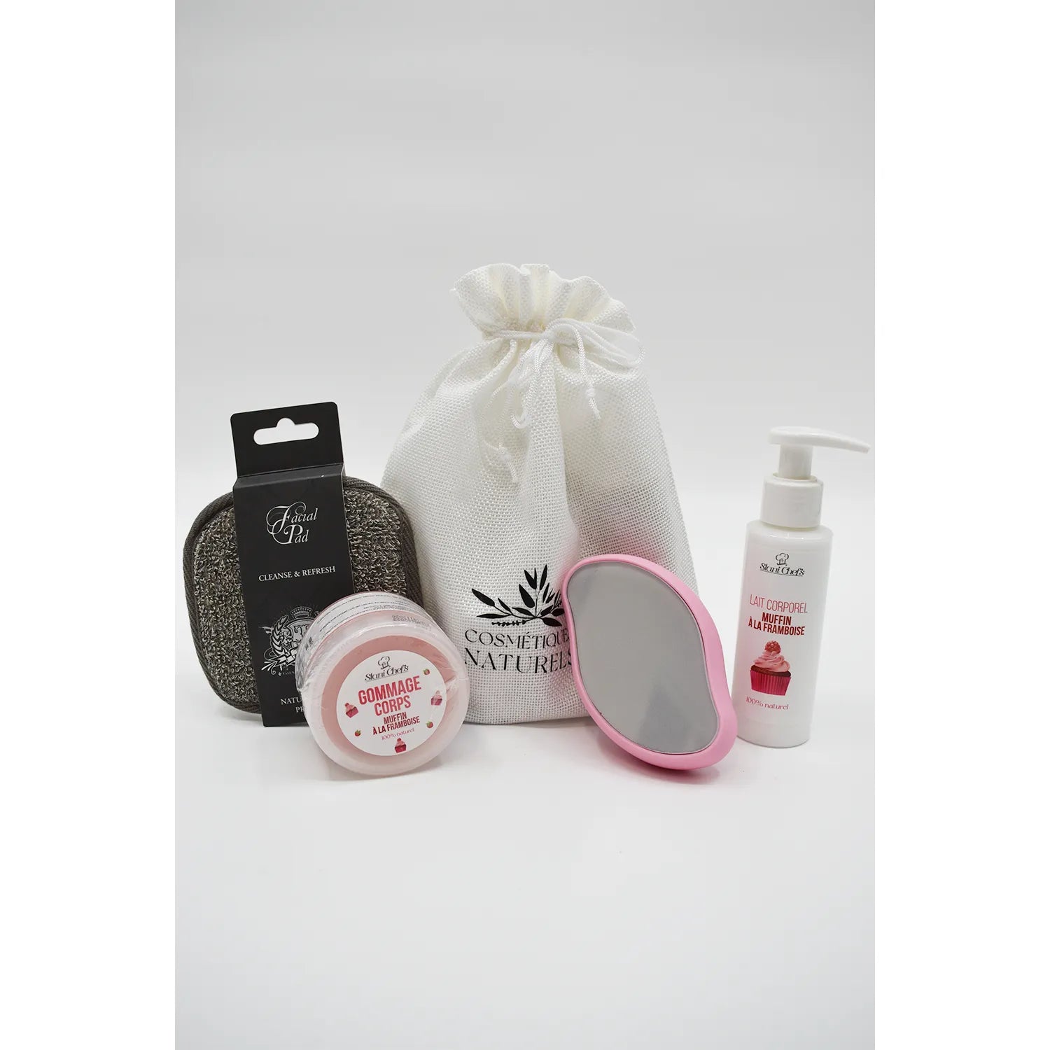 Coffret épilation naturel avec gomme dépilatoire, lait gommage framboise, miroir rose, sac en tissu blanc.