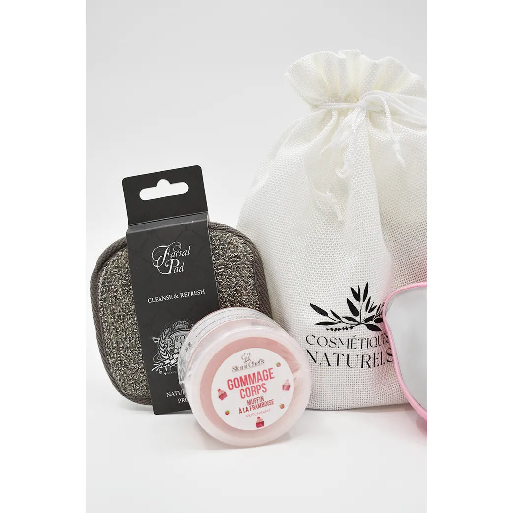 Coffret épilation naturel avec gomme dépilatoire, lait gommage framboise, et accessoires dans un sac blanc.