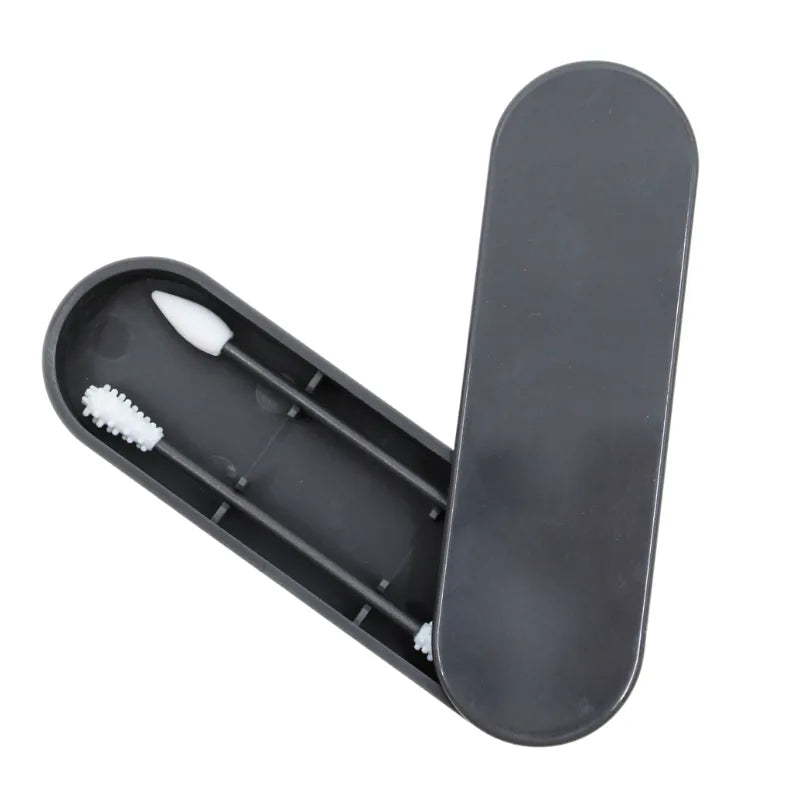 Boîte grise avec cotons-tiges réutilisables écologiques lavables, design moderne, zéro déchet, pour mode de vie durable.