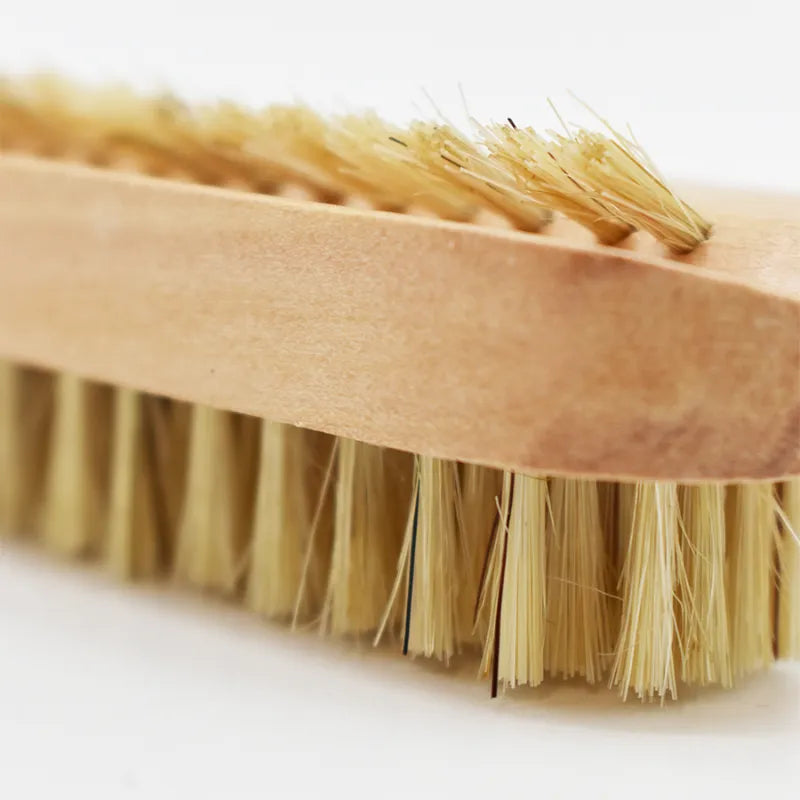 Brosse à ongles en bois, deux faces, poils naturels longs et courts pour nettoyage efficace des ongles et cuticules.