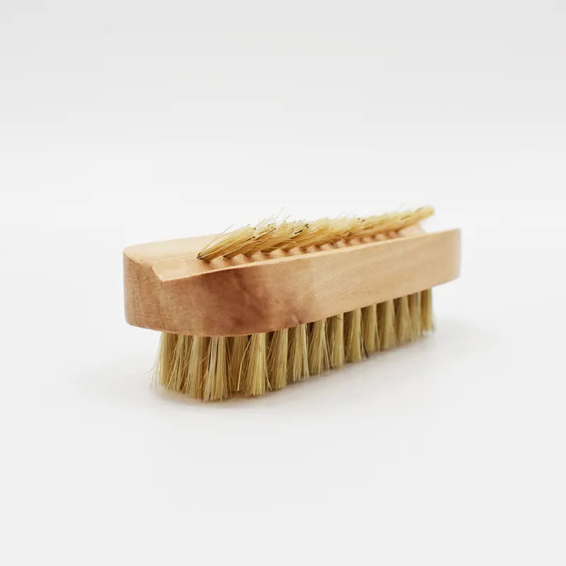 Brosse à ongles en bois écologique à 2 faces, poils résistants, pour nettoyage et exfoliation efficaces des ongles.