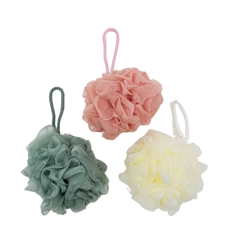 Fleur de douche exfoliante rose en maille synthétique, texture légère, mousse riche, peau douce et soyeuse.