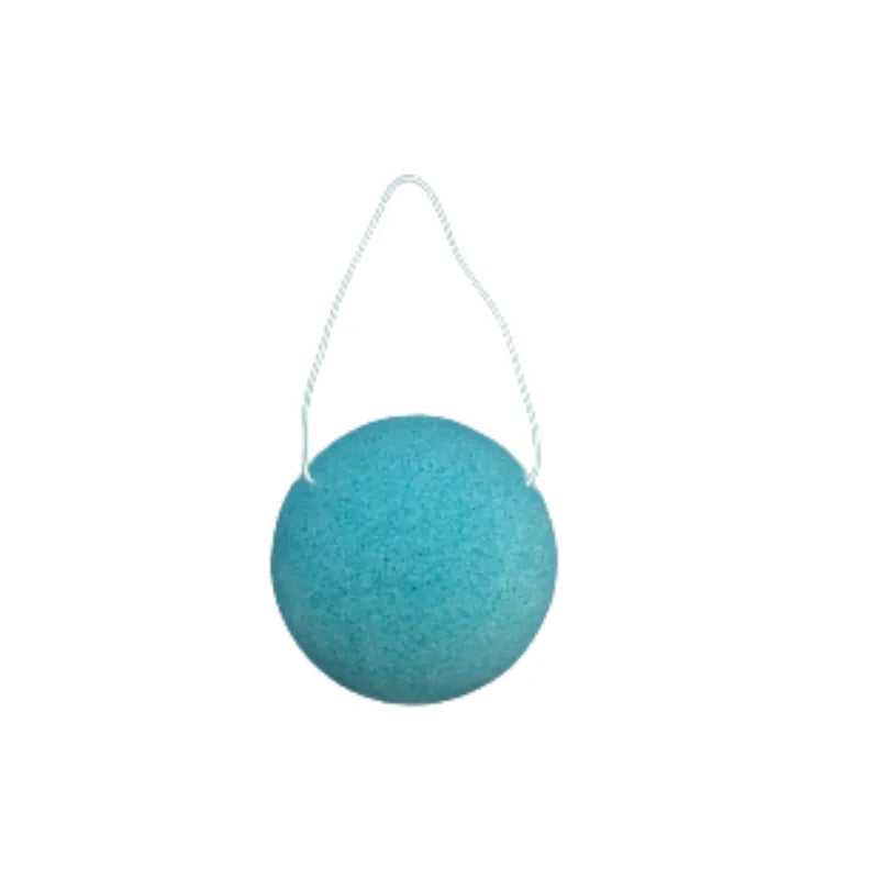 Éponge konjac bleue ronde avec corde, enrichie en myrtille, pour exfoliation douce et microcirculation des peaux sensibles.