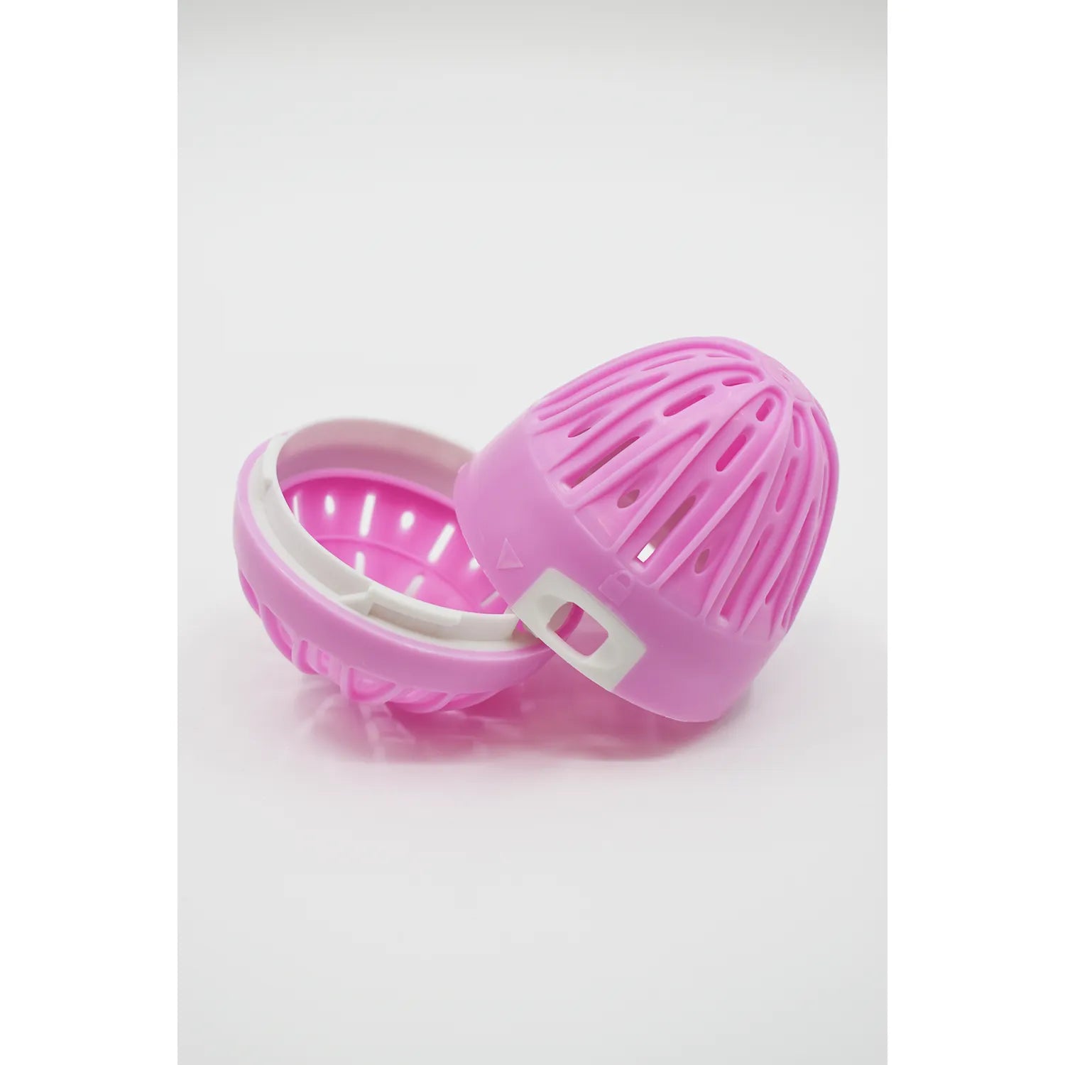 Boule de lavage rose hypoallergénique ouverte, design durable pour peaux sensibles, sans lessive, éco-responsable.