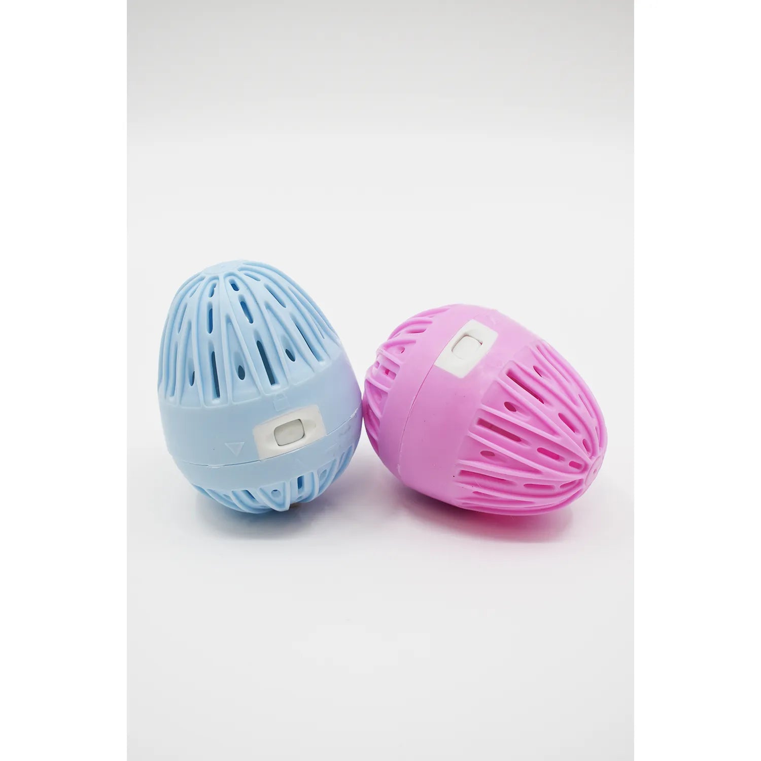 Boule de lavage rose hypoallergénique, forme ovale, sans lessive, pour peaux sensibles, éco-responsable et économique.