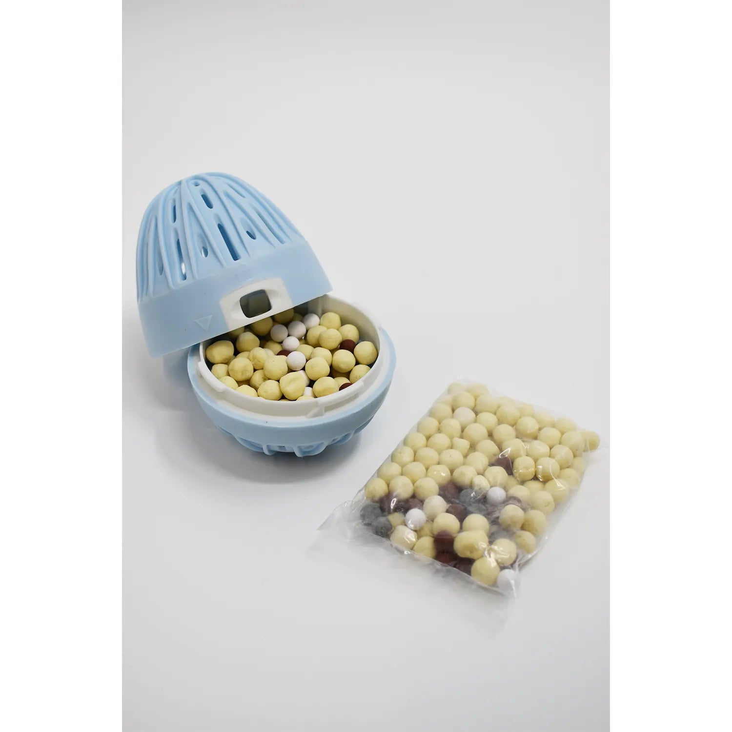 Boule de lavage écologique bleue ouverte avec billes hypoallergéniques pour peaux sensibles, sans lessive.