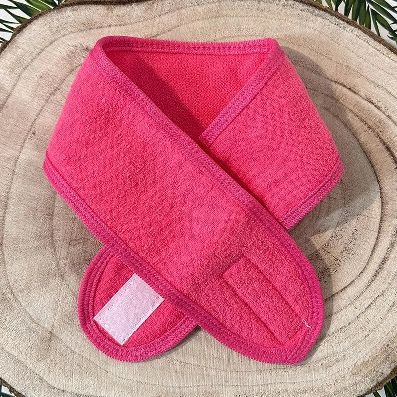 Bandeau cheveux rose en polyester doux avec scratch ajustable, idéal pour maquillage et démaquillage.