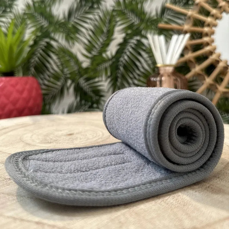 Bandeau cheveux gris enroulé, polyester absorbant, scratch adaptable, sur fond de décoration intérieure végétale.