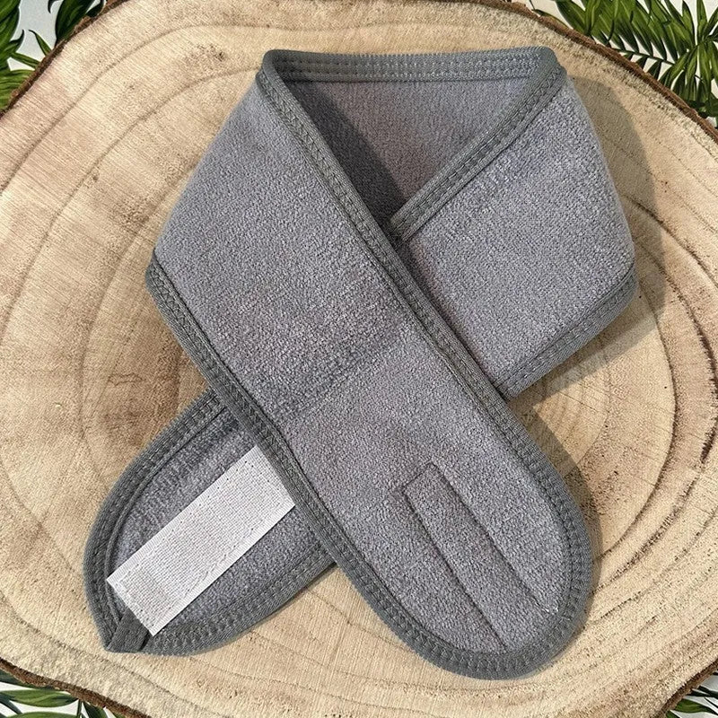 Bandeau cheveux gris en polyester absorbant, scratch adaptable, idéal pour démaquillage, sur fond bois naturel.