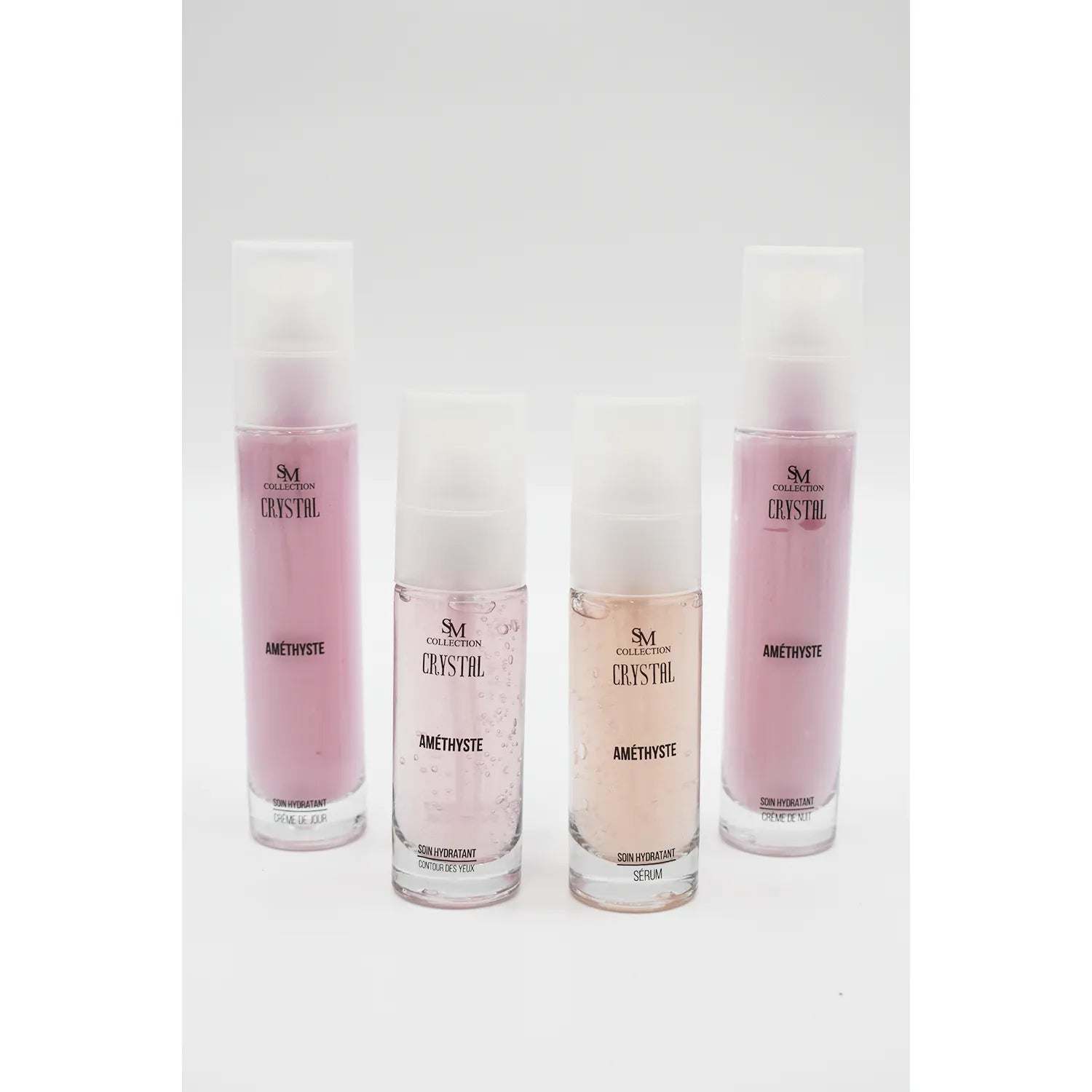 Flacons de crème jour améthyste rétinol, rose et blanc, 50ml, hydratante pour peau sèche sensible, fond blanc.