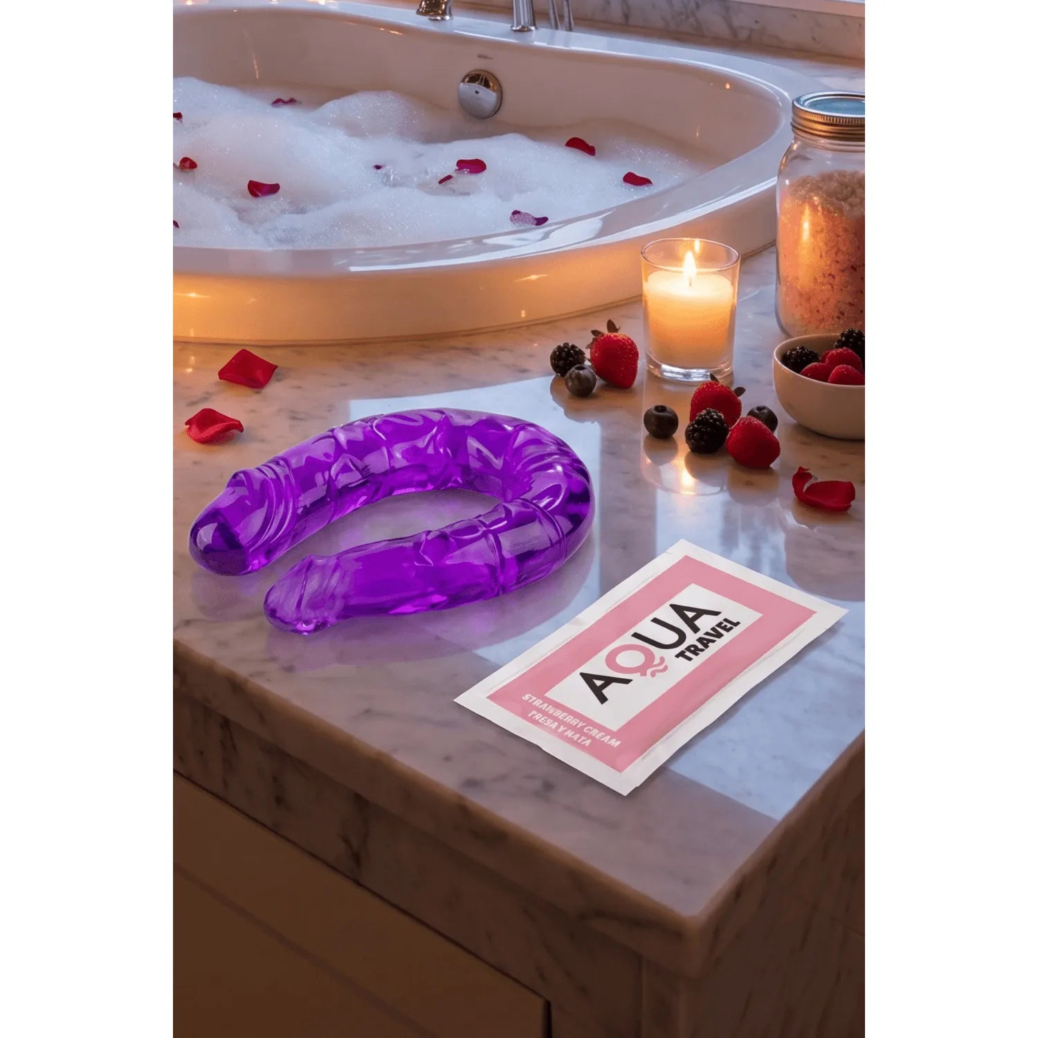 Double dong violet translucide en TPE sur le bord d'une baignoire, offrant une stimulation réaliste et flexible.