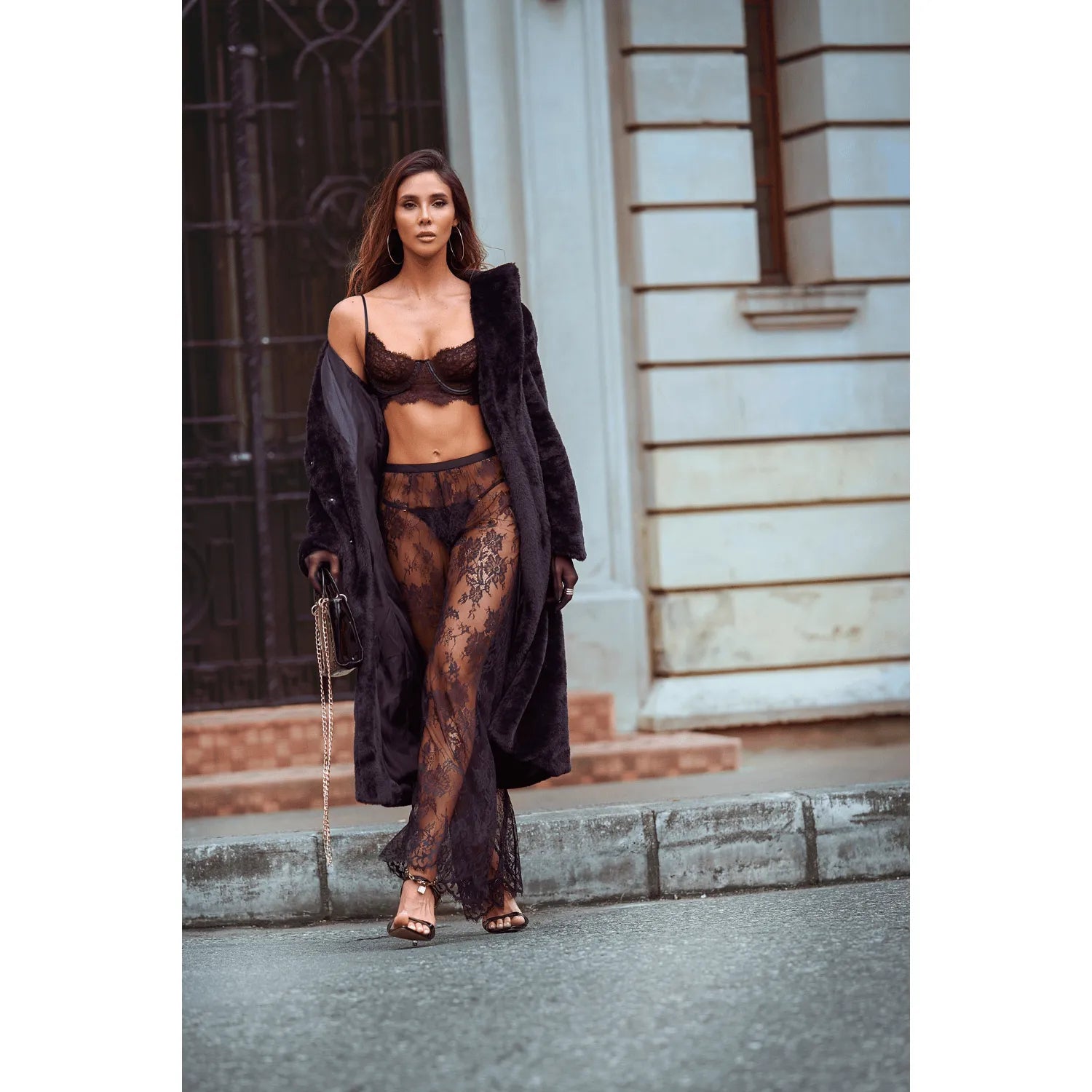 Ensemble lingerie 3 pièces dentelle noire, soutien-gorge à armatures, culotte et porte-jarretelles floraux, élégance raffi...
