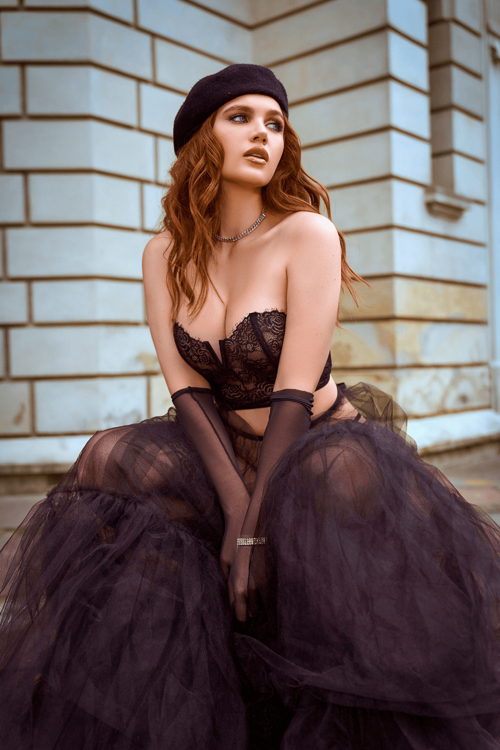 Ensemble bustier noir en dentelle florale et résille, coupe sans bretelles, avec string assorti, élégant et raffiné.