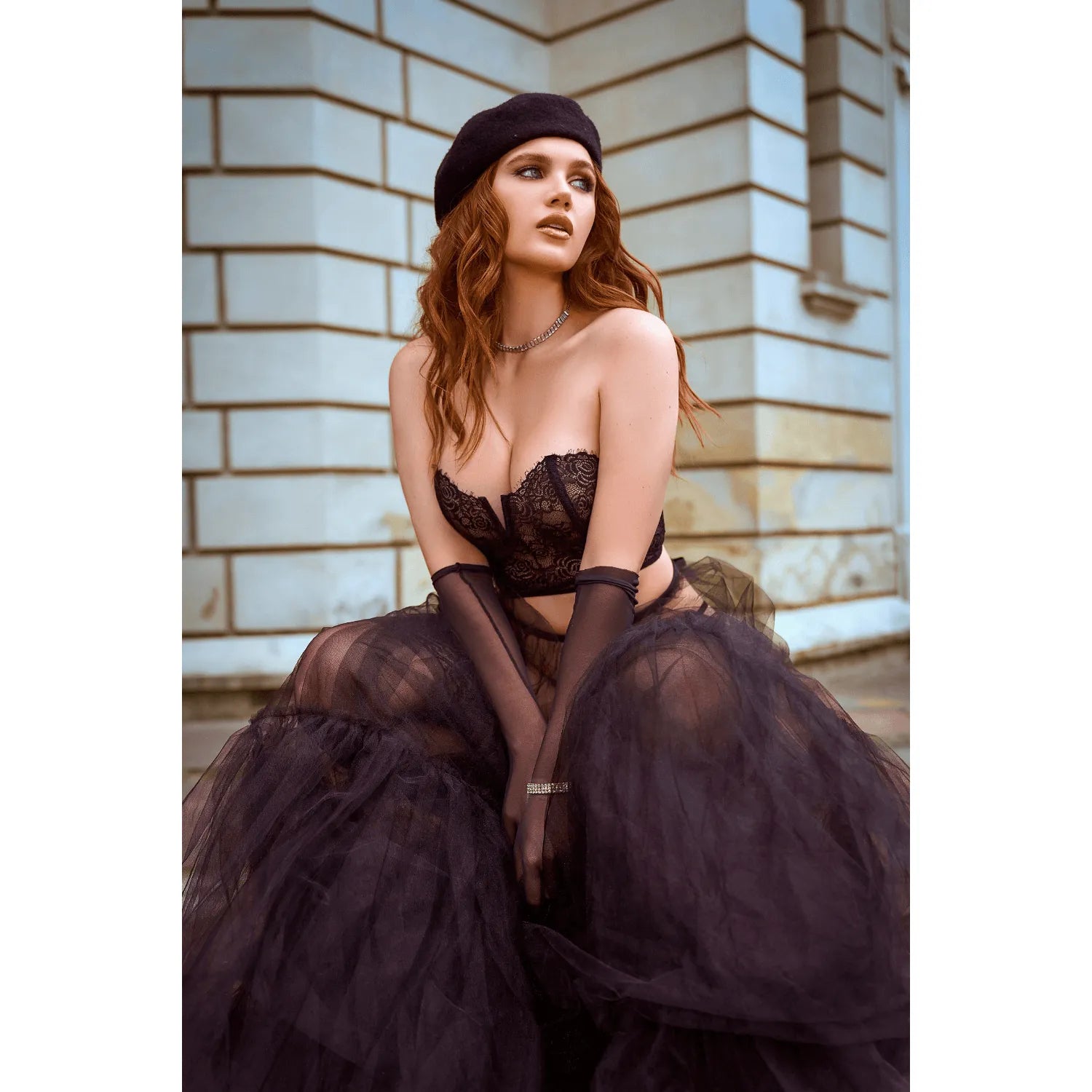 Ensemble bustier noir en dentelle florale et résille, coupe sans bretelles, avec string assorti, élégant et raffiné.