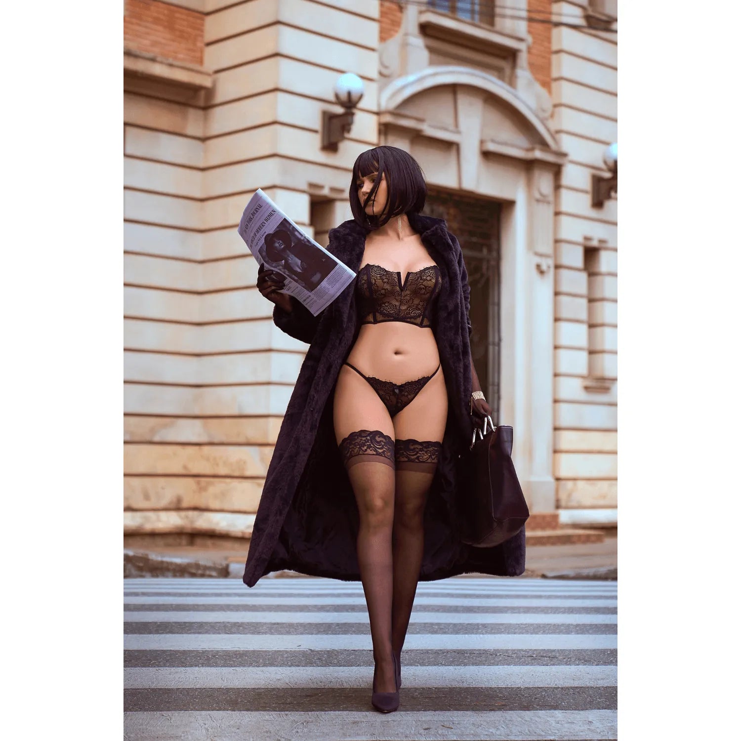 Ensemble bustier dentelle noire sans bretelles et string, résille florale, encoche en V, allure élégante et raffinée.
