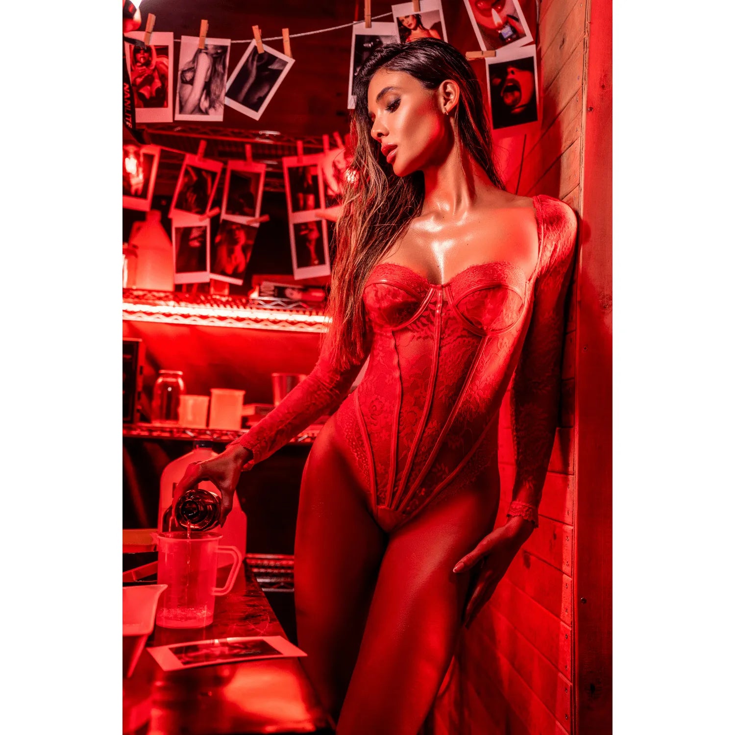 Body rouge en dentelle florale, manches longues, armatures, effet cuir, Mapalé, élégant et audacieux.