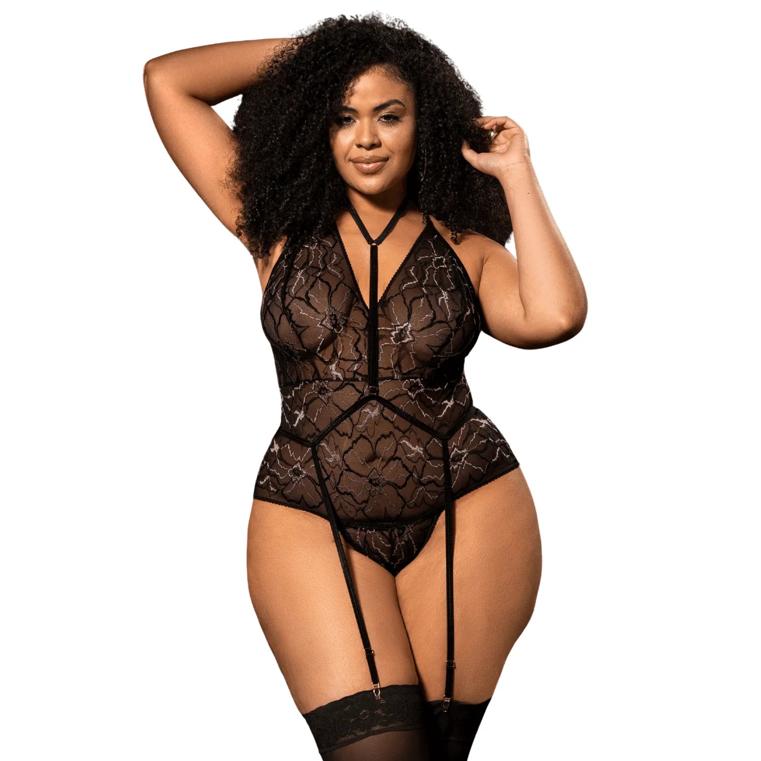 Body grande taille noir en dentelle florale avec harnais amovible et jarretelles réglables, soulignant la silhouette.