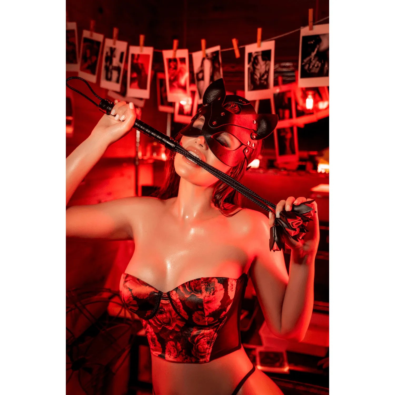 Ensemble lingerie noir rouge floral résille Mapalé, bustier corset élégant, ambiance sensuelle et raffinée.