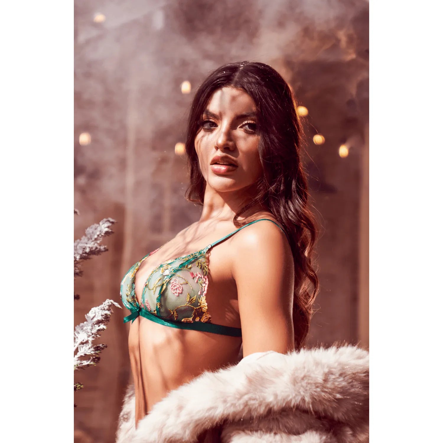 Ensemble lingerie vert aurore avec broderies florales multicolores et transparence, élégance et sensualité Mapalé.