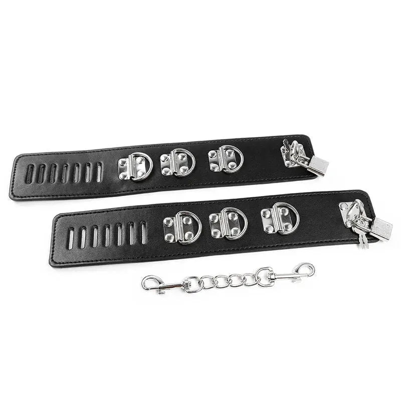 Accessoire BDSM noir en PVC et métal, ajustable pour chevilles, avec boucles et chaîne, robuste et sécurisé.