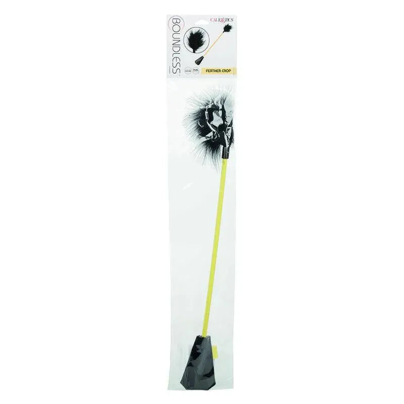 Cravache BDSM élégante avec plume noire et fausse fourrure, manche jaune, 53cm, pour plaisir sensoriel raffiné.