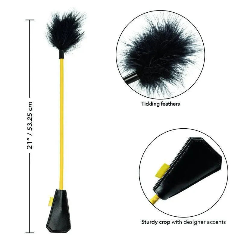 Accessoire BDSM plume noire fausse fourrure, cravache jaune 53cm, élégante et sensorielle, pour plaisir raffiné.