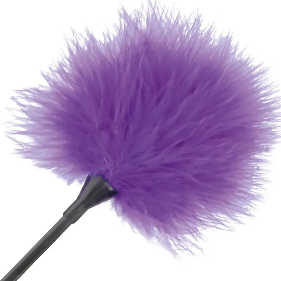 Plume lilas douce et légère de 42 cm avec poignée ergonomique pour jeux sensuels et préliminaires BDSM.