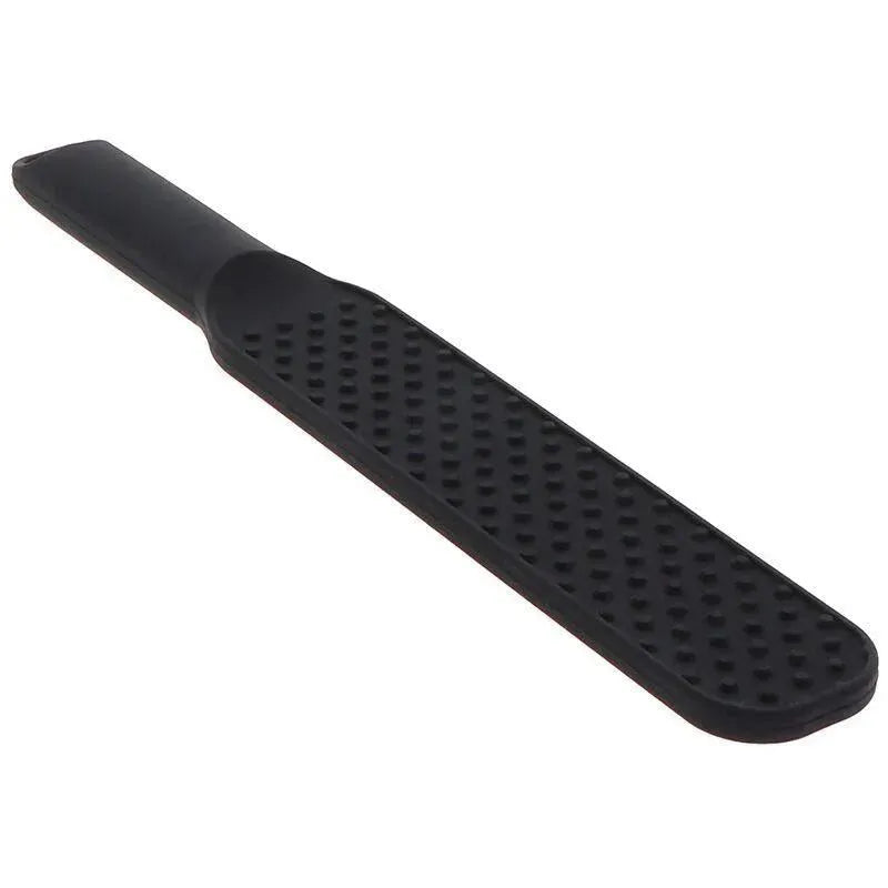 Paddle BDSM en silicone noir avec pointes, 35cm, design ergonomique pour sensations intenses, facile à nettoyer.