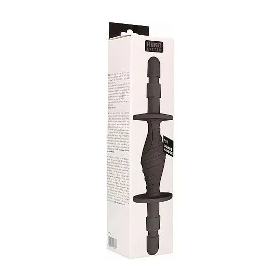 Accessoire noir double pénétration Hung System, design ergonomique, silicone TPE, sur fond d'emballage blanc.