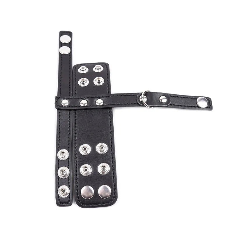 Accessoire fétiche en cuir noir réglable, sans nickel, avec boucles et boutons argentés, design discret et ergonomique.