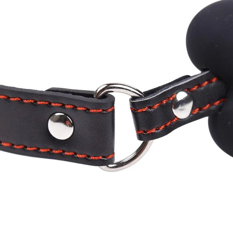 Accessoire fétiche PVC noir, design innovant, coutures rouges, boucle métallique, silicone sans phtalates, 12 cm.