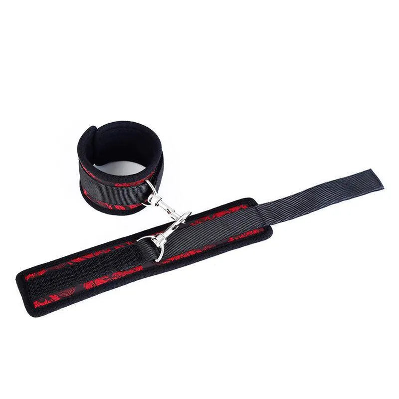 Accessoires BDSM Ohmama noirs et rouges, ajustables, en matériaux hypoallergéniques, avec attaches métalliques robustes.