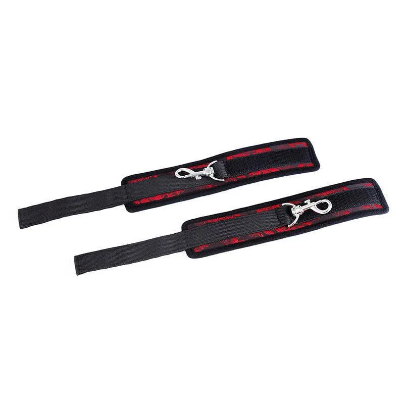 Accessoires BDSM Ohmama ajustables noir et rouge, design ergonomique, matériaux hypoallergéniques, élégants et sécurisés.