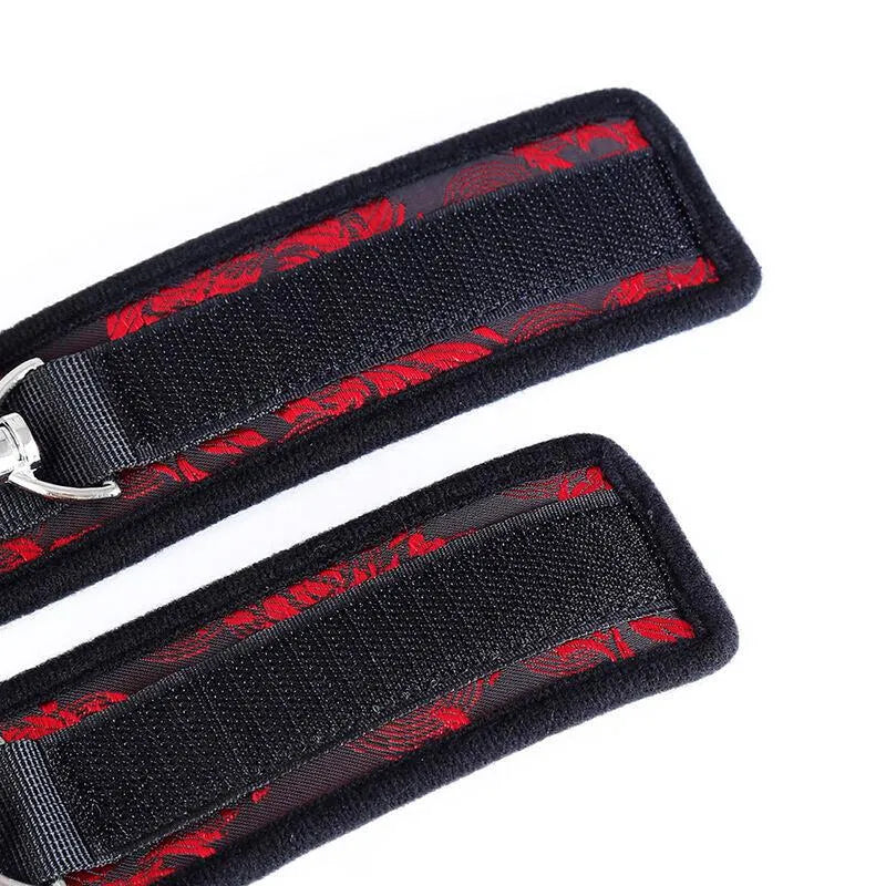 Accessoires BDSM Ohmama noirs et rouges, ajustables, matériaux hypoallergéniques, design élégant et ergonomique.