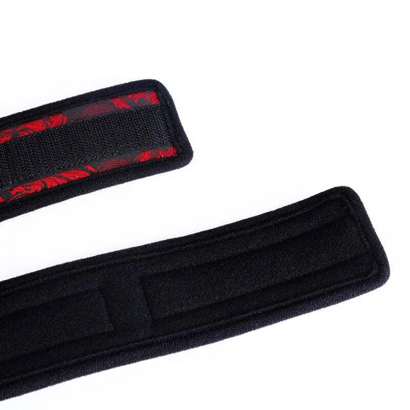 Accessoires BDSM Ohmama noirs et rouges, ajustables, confortables, en matériaux hypoallergéniques de haute qualité.