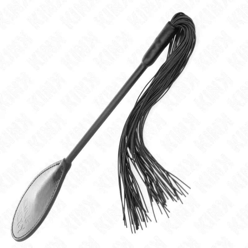 Cravache BDSM en cuir noir avec poignée ergonomique et lanières fines, design élégant pour jeux érotiques intenses.