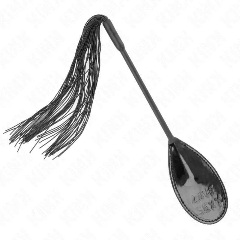 Cravache BDSM en cuir noir avec manche ergonomique et lanières, design élégant pour plaisir et contrôle précis.