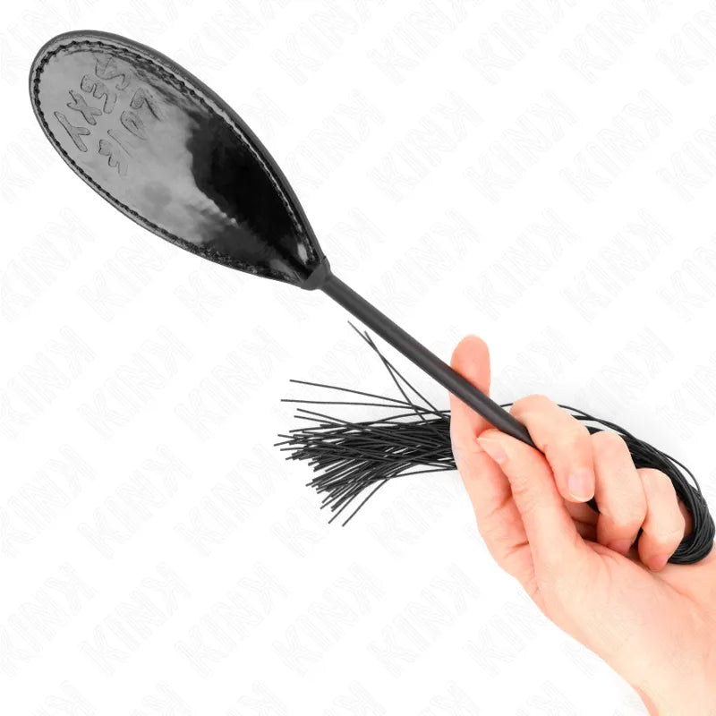 Cravache BDSM en cuir noir avec poignée ergonomique, design élégant, idéale pour jeux érotiques et contrôle précis.
