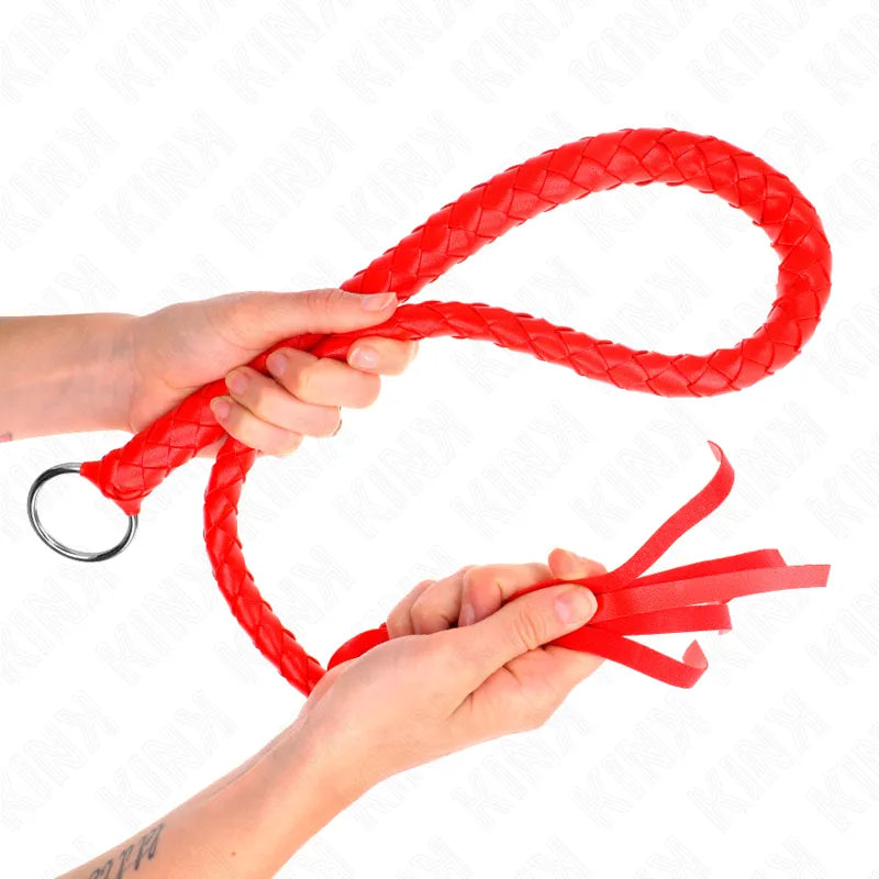Cravache rouge en cuir tressé, poignée ergonomique, accessoires BDSM luxe pour sensations intenses et contrôle précis.